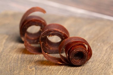 Tahta bir masada üç rulo meyve ezmesi. Bulanık arkaplan.