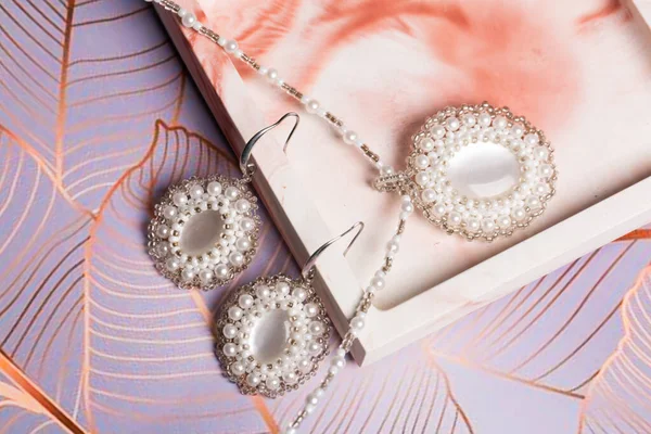 装飾付きの箱 真珠と真珠の母で作られたイヤリングとペンダント — ストック写真