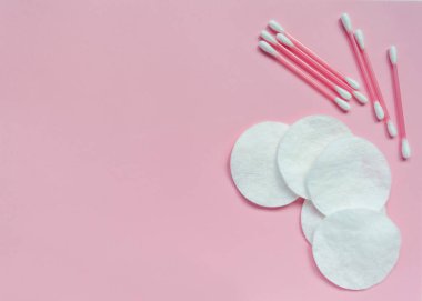 Pamuk pedler, pamuk tomurcuklar pembe arka planda izole edilmiş, mesaj için yer var. Pembe pamuk tomurcukları. Kişisel temizlik araçları. Güzellik, ilaç ve kozmetik endüstrisi..