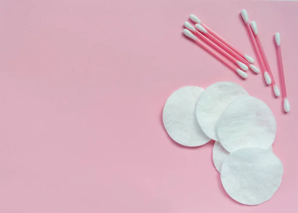 Pamuk pedler, pamuk tomurcuklar pembe arka planda izole edilmiş, mesaj için yer var. Pembe pamuk tomurcukları. Kişisel temizlik araçları. Güzellik, ilaç ve kozmetik endüstrisi..