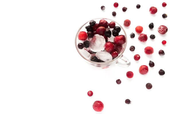 Beyaz arka planda buzlu dondurulmuş böğürtlen. Kiraz, kızılcık, böğürtlen.