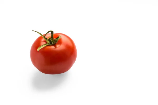 Beyaz arka planda kırmızı domates. Bir domates. Beyaz arka planda izole edilmiş tek sulu domates.