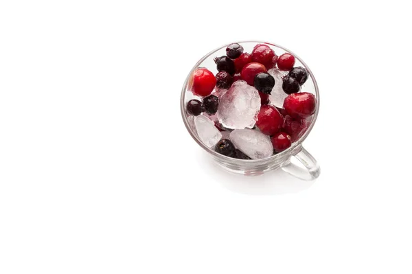 Beyaz arka planda buzlu dondurulmuş böğürtlen. Kiraz, kızılcık, böğürtlen. en üstteki görünüm