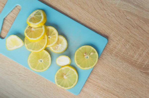 Tahta üzerinde dilimlenmiş limon meyveleri. Ahşap arka plan. Yukarıdan görüntüle