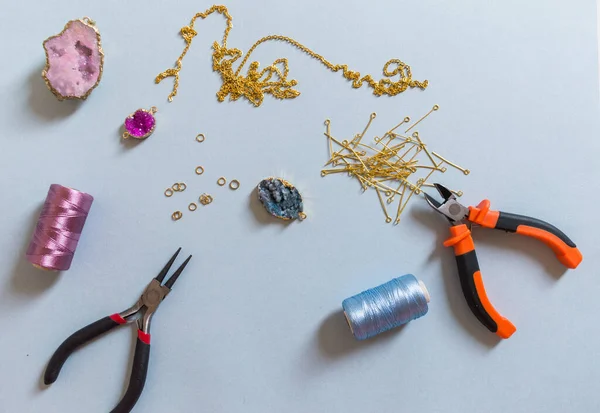 Sieraden maken en kralen proces. Bevindingen, hangers, geode en tangen. Handgemaakte sieraden maken. — Stockfoto