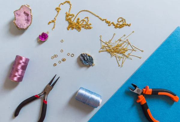 Mücevher yapımı ve boncuklama işlemi. Bulgular, kolyeler, jeot ve kerpeten. El yapımı mücevherler yapıyorum. Dikiş için aksesuarlar. El yapımı aksesuarlar. Üst Manzara. Seçici odak.