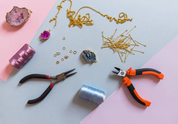 Mücevher yapımı ve boncuklama işlemi. Bulgular, kolyeler, jeot ve kerpeten. El yapımı mücevherler yapıyorum. Dikiş için aksesuarlar. El yapımı aksesuarlar. Üst Manzara. Seçici odak.