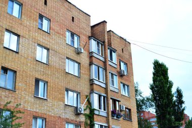 Şehirdeki yüksek katlı tuğla bina