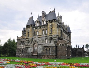 Babamın anısına bir Rus köyünde bir kale inşa edildi.