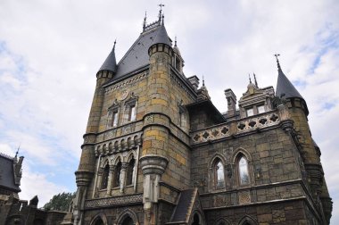 Babamın anısına bir Rus köyünde bir kale inşa edildi.