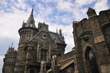 Babamın anısına bir Rus köyünde bir kale inşa edildi.