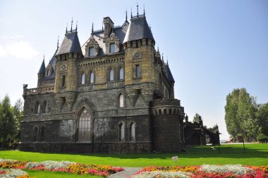 Babamın anısına bir Rus köyünde bir kale inşa edildi.