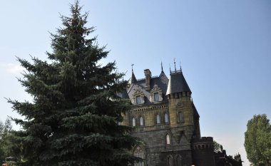 Babamın anısına bir Rus köyünde bir kale inşa edildi.