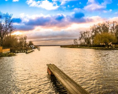 Ein Holzsteg an einem schnen See