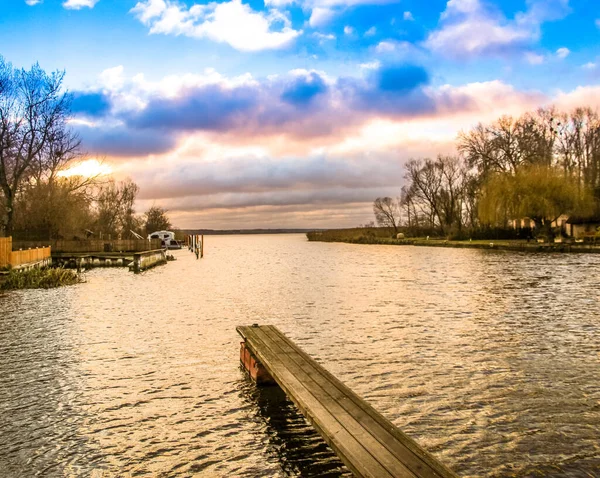 Ein Holzsteg an einem schnen See