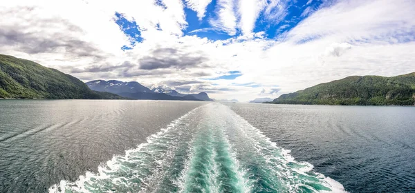 eine Kreuzfahrt durch einen Fjord