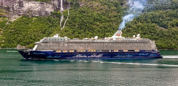 位于挪威峡湾的Mein Schiff 5号游轮 — 图库照片