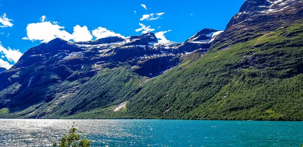 Norveç 'te güzel bir göl manzarası ve dağlar.