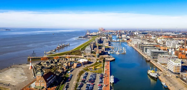 Bremerhaven Limanı üzerinde bir manzara