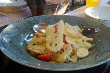 Salata ve yemekler restoranda masaya