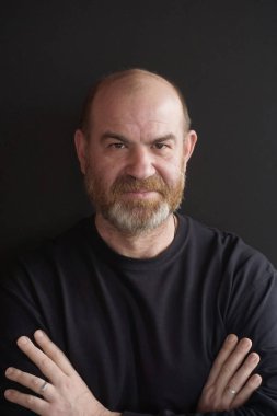 adam siyah zemin