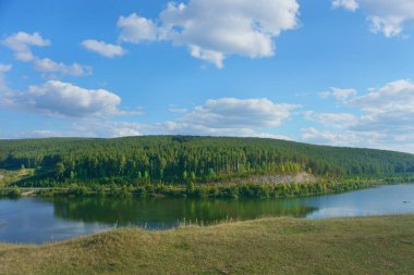güzel manzara doğa, göl, alan, orman ve dağlar,