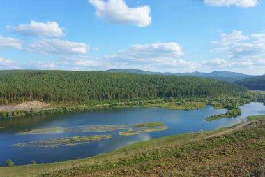 güzel manzara doğa, göl, alan, orman ve dağlar,