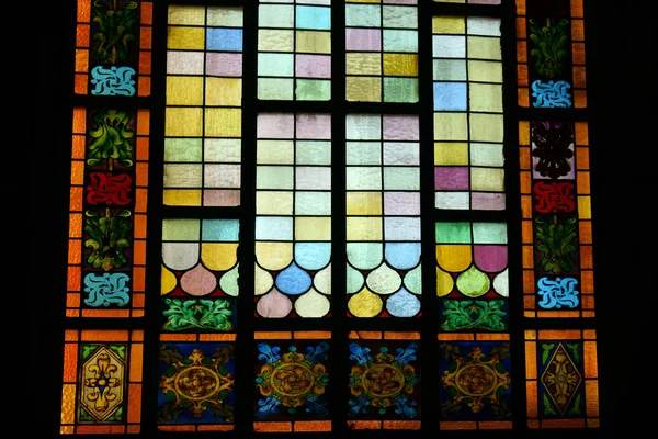Schöne Und Alte Mehrfarbige Buntglasfenster — Stockfoto