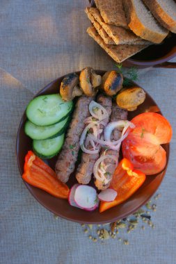 ızgara et, masaya bir tabak sebze