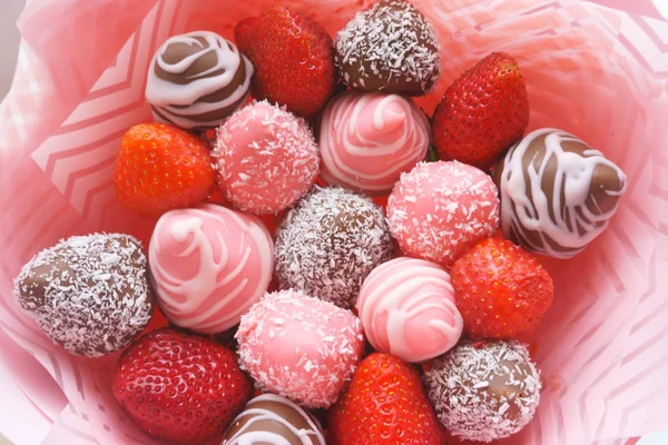 Ramo de fresas, dulces, chocolate — Foto de Stock