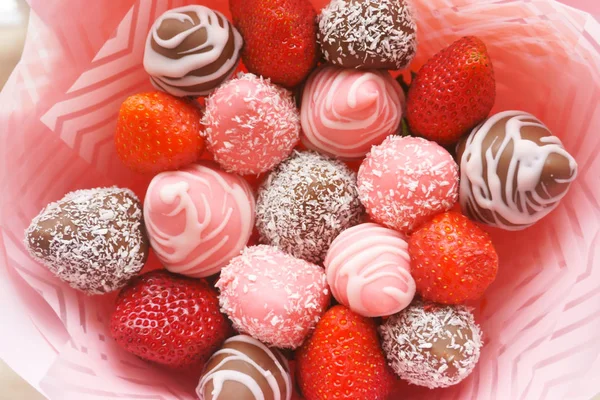 Strauß Erdbeeren, Bonbons, Schokolade — Stockfoto