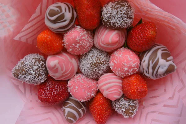 Bouquet de fraises, bonbons, chocolat — Photo