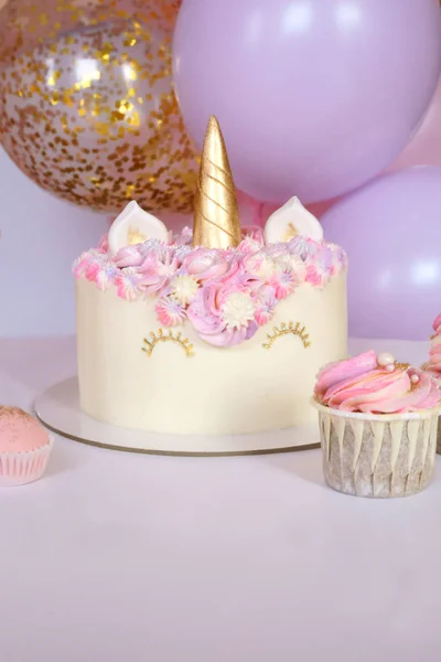 Вкусный торт и кексы для детей, день рождения — стоковое фото