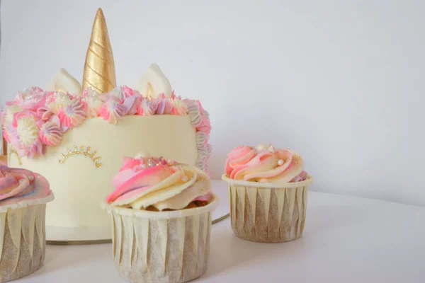 Torta gustosa e cupcake per bambini, compleanno — Foto Stock