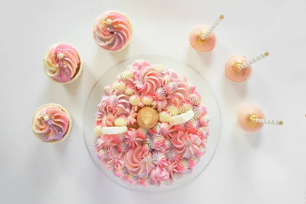 Torta gustosa e cupcake per bambini, compleanno — Foto Stock