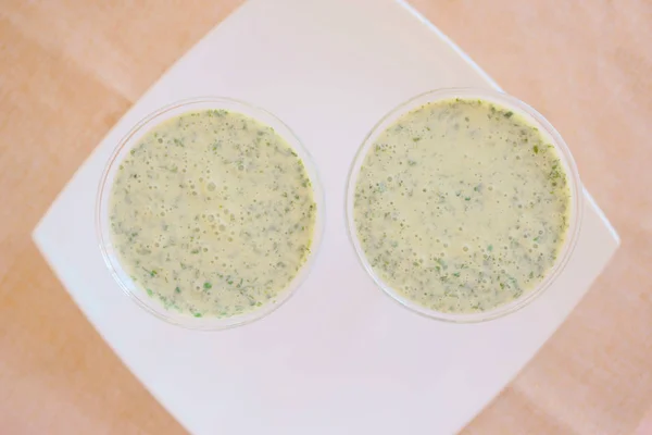 Smoothies green on the table in two glasses — Stock Photo, Image