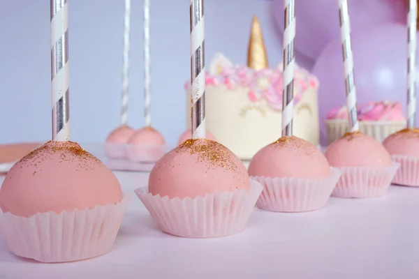 Ízletes sütemény és Cupcakes gyerekeknek, születésnap — Stock Fotó