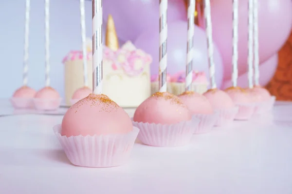 Torta gustosa e cupcake per bambini, compleanno — Foto Stock