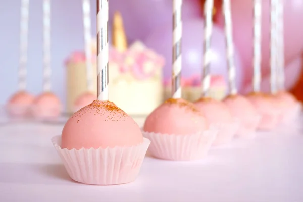 Smaczne ciasto i babeczki dla dzieci, urodziny — Zdjęcie stockowe