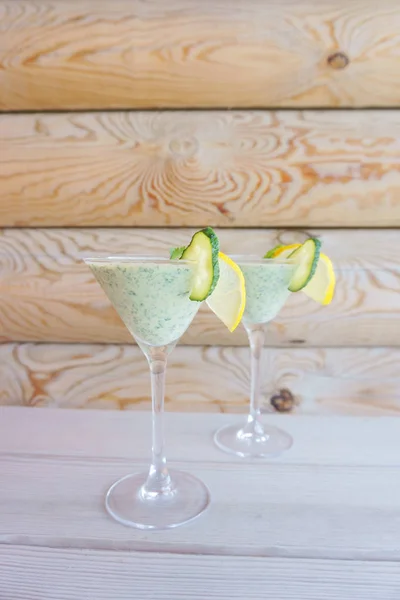 Smoothies green on the table in two glasses — Stock Photo, Image