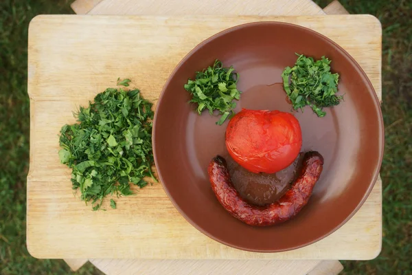 Embutidos a la parrilla y tomates con verduras en forma de sonrisa —  Fotos de Stock