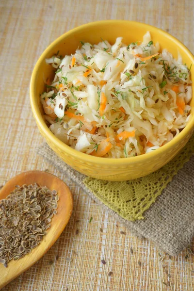 Kohlsalat, fermentierter Kohl, mit Karotten und Anis lizenzfreie Stockfotos