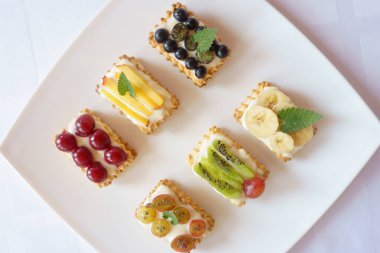 meyve ve Berry sandviç ve mascarpone peynir