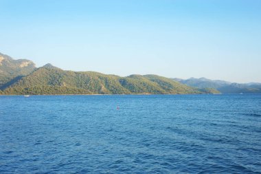 ön planda taşlarla güzel deniz manzarası