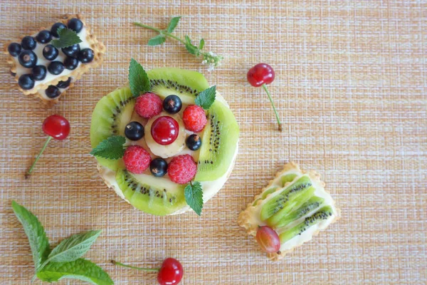 Sándwiches de frutas y bayas y queso mascarpone — Foto de Stock