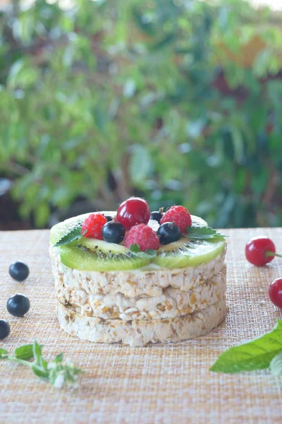 Sándwiches de frutas y bayas y queso mascarpone — Foto de Stock