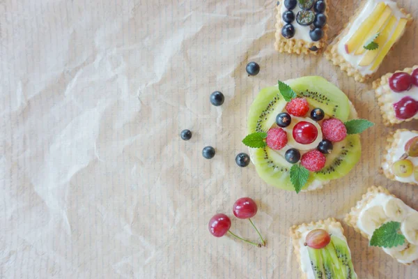 Sándwiches de frutas y bayas y queso mascarpone — Foto de Stock