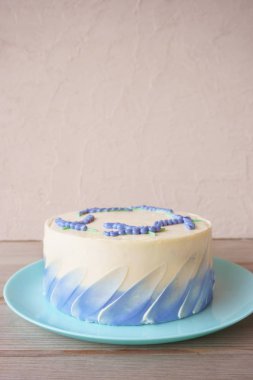 krema ve çiçek dekorasyonu ile pasta