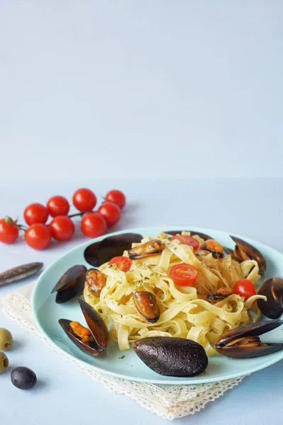 Italian pasta with mussels and tomatoes — Stock Photo, Image