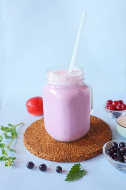 çilek ve süt smoothies, mavi, pembe, mor, mercan